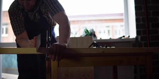 在建造一张木桌的过程中，木匠把细节都锯掉了。