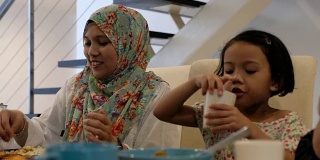 年轻的马来西亚女孩吃一些米饭
