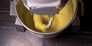 烘烤面包用的揉面机由专业的螺旋揉面机制造。面团被揉成汉堡。非常甘美葱郁的空气包。