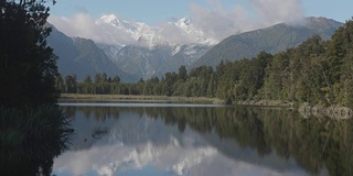 山。库克和山。来自新西兰马锡森湖的塔斯曼