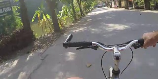 骑自行车穿过越南河滨村