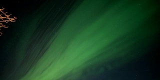 太阳风暴或北极光爆发的时间间隔，即夜空中星星发出的北极光