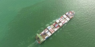 航拍跟踪的货物集装箱船厂在海洋。