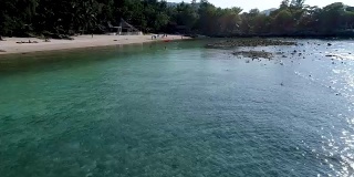泰国美丽的自然景观，海滩，海洋和丛林。无人机视频。4 k。