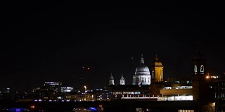 圣保罗大教堂夜景，泰晤士河在伦敦，英国。从聚焦到聚焦。
