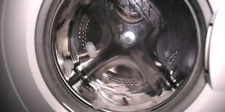 在洗衣机中熨烫和漂洗，三种方案