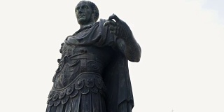 罗马凯撒雕像，意大利罗马。股票。尤里乌斯·凯撒雕像的视频