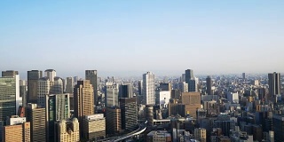 日本大阪梅田区城市景观早晨在梅田天空建筑屋顶与蓝天
