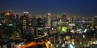 大阪梅田区夜城的时光流逝，在梅田的天空建筑屋顶，蓝天