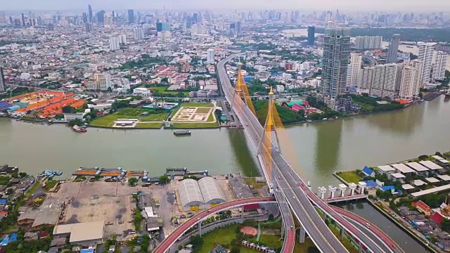 4K鸟瞰图:泰国曼谷普密蓬大桥的交通