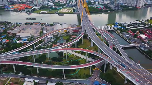 4K鸟瞰图:泰国曼谷普密蓬大桥的交通