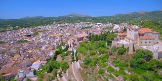 鸟瞰图的西班牙小镇Artà和圣萨尔瓦多(教区教堂和朝圣教堂)在西班牙巴利阿里岛的马略卡