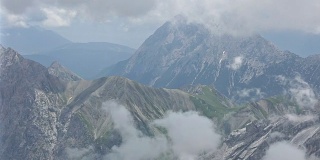 摇摄:鸟瞰图Zugspitze阿尔卑斯阿尔卑斯山脉景观德国之巅