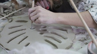 一个女人正在用粘土做东西视频素材模板下载