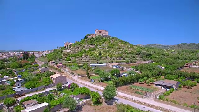 鸟瞰图的小马略卡镇Artà和圣萨尔瓦多(教区教堂和朝圣教堂)在西班牙巴利阿里岛马略卡