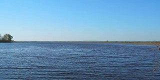 大湖或河流的全景图