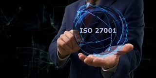 商人在手上展示ISO 27001概念全息图