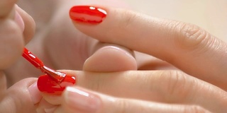 女人ig得到经典的红色指甲。