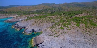 西班牙马略卡岛巴利阿里岛东北海岸的小海湾，由Ses Maganetes向Cap de Ferrutx拍摄