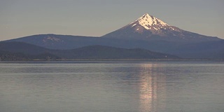 钻石峰倒映在俄勒冈州克拉马斯湖的水中