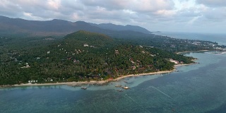 泰国美丽的自然景观，海滩，海洋和丛林。无人机视频。4 k。
