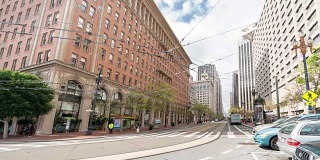 在美国加州旧金山市中心的市场街，行人、游客和缆车