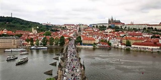 摇摄:行人拥挤的查尔斯桥卡尔鲁夫最捷克共和国