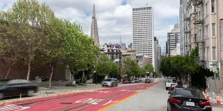 在美国加州旧金山的加州大街上，行人、游客和缆车