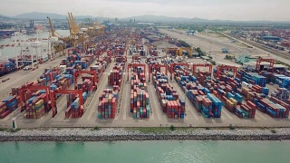 鸟瞰图工业港口码头与航运集装箱视频素材模板下载