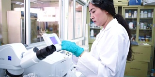 亚洲女科学家在实验室工作实验