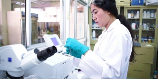 亚洲女科学家在实验室工作实验