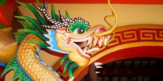 宗教色彩丰富的龙雕塑。神龛内装饰有中国传统风格的装饰物
