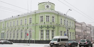 高美尔、白俄罗斯。戈麦尔地区国家银行主部冬季雪灾日。苏维茨卡娅街和兰格街交叉口的大楼。锅,全景