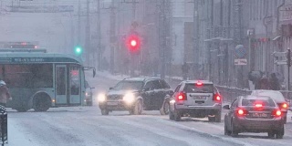 高美尔、白俄罗斯。城市交通在苏维茨卡亚街在冬季雪夜时间