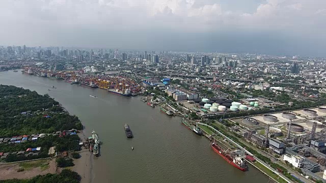 曼谷港(Khlong Toei) chao -先到河边。