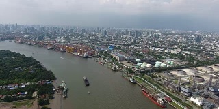 曼谷港(Khlong Toei) chao -先到河边。