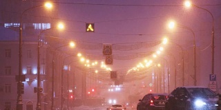 高美尔、白俄罗斯。在冬季暴风雪的晚上，列宁大道上的城市交通