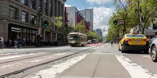 美国加州旧金山市市场街的行人、游客和缆车
