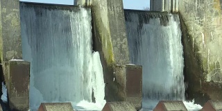 莫拉瓦河上的堰，水力发电站，冬天结冰的水与冰和冰柱雪，欧洲