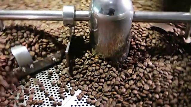 男子操作咖啡豆烘焙机