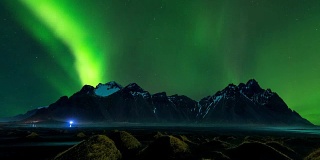 时间流逝:冰岛Vestrahorn山的北极光(北极光)。
