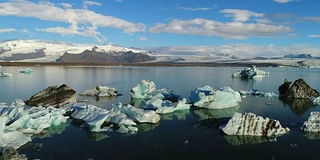 4K空中电影飞越冰川碎片泻湖，冰岛Jokulsarlon