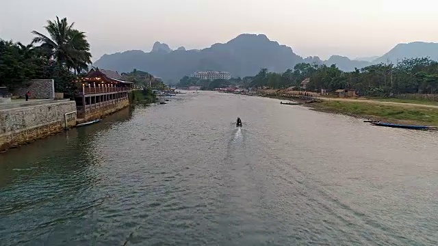 老挝万荣一艘船的航拍镜头。