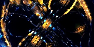 夜间公路交通鸟瞰图。