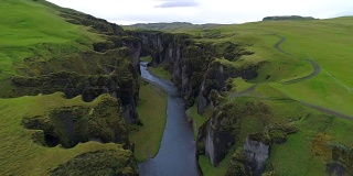 4K航拍电影冰岛东南部的Fjadrargljufur峡谷夏季场景