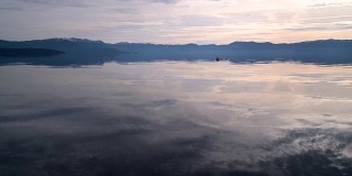 清晨日出的梦就像加利福尼亚的太浩湖的倒影