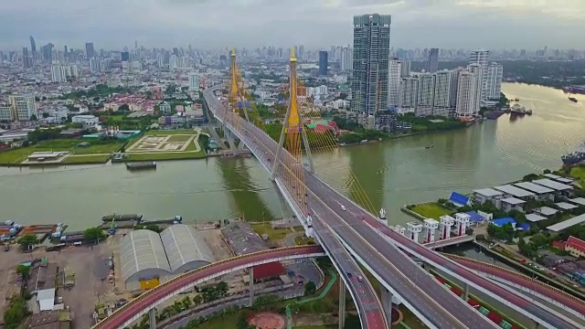 俯瞰两次横跨湄南河的普密蓬大桥。泰国曼谷新地标的黄昏、日落景象