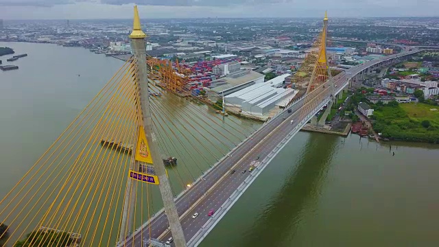 俯瞰两次横跨湄南河的普密蓬大桥。泰国曼谷新地标的黄昏、日落景象