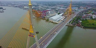 俯瞰两次横跨湄南河的普密蓬大桥。泰国曼谷新地标的黄昏、日落景象