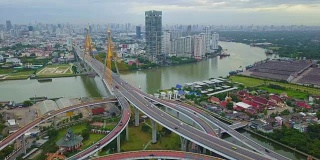 俯瞰两次横跨湄南河的普密蓬大桥。泰国曼谷新地标的黄昏、日落景象